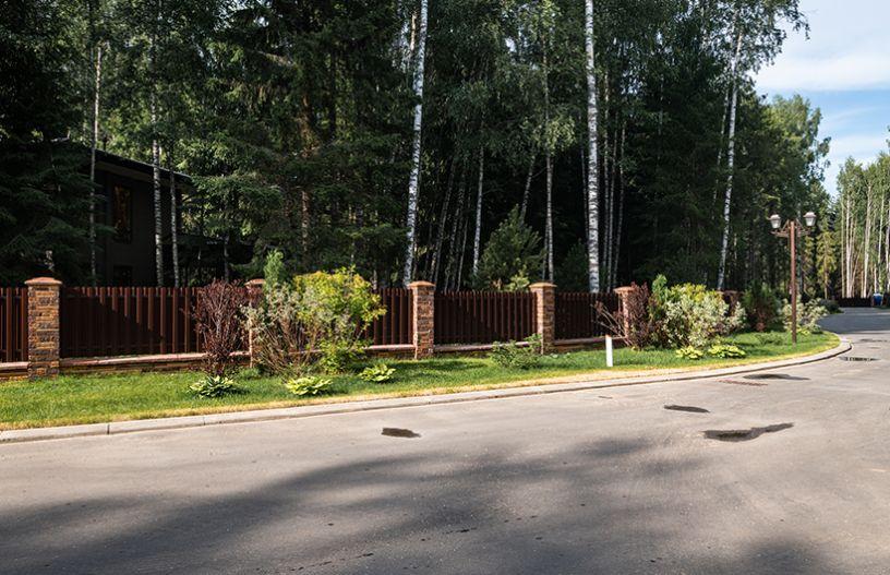 Лесные участки и дома в элитном КП Эмеральд Вилладж на Новорижском шоссе, Подмосковье