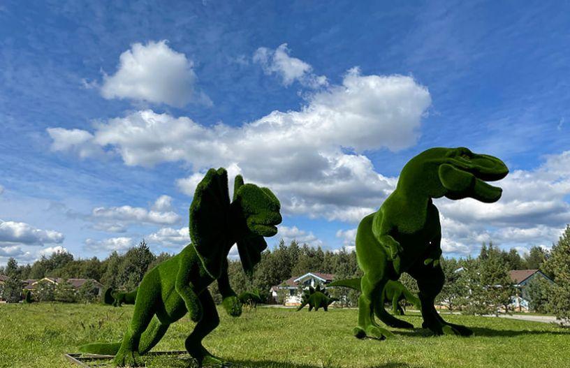 Динозавры в топиари парке в поселке Emerald Village