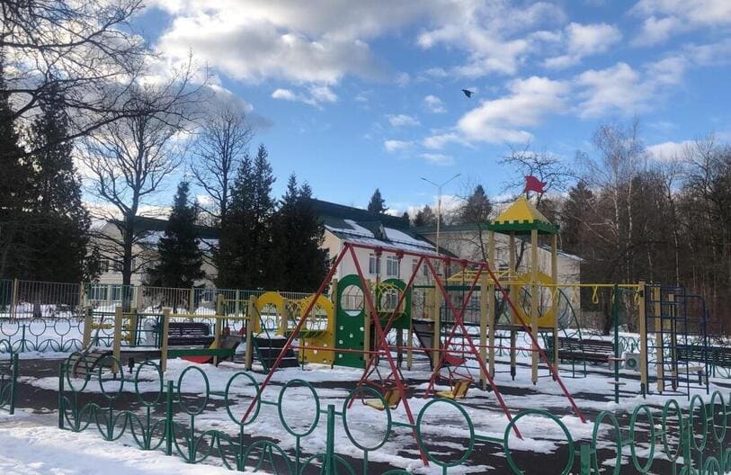 Детский сад и школа в поселке Emerald Village