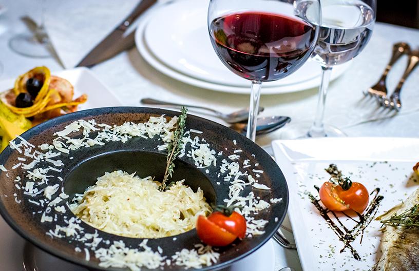 Блюда в ресторане на Новой Риге в элитном КП Emerald Village 