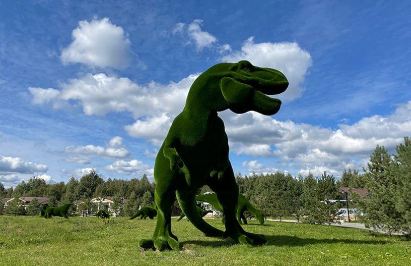 Динозавры в топиари парке в поселке Emerald Village