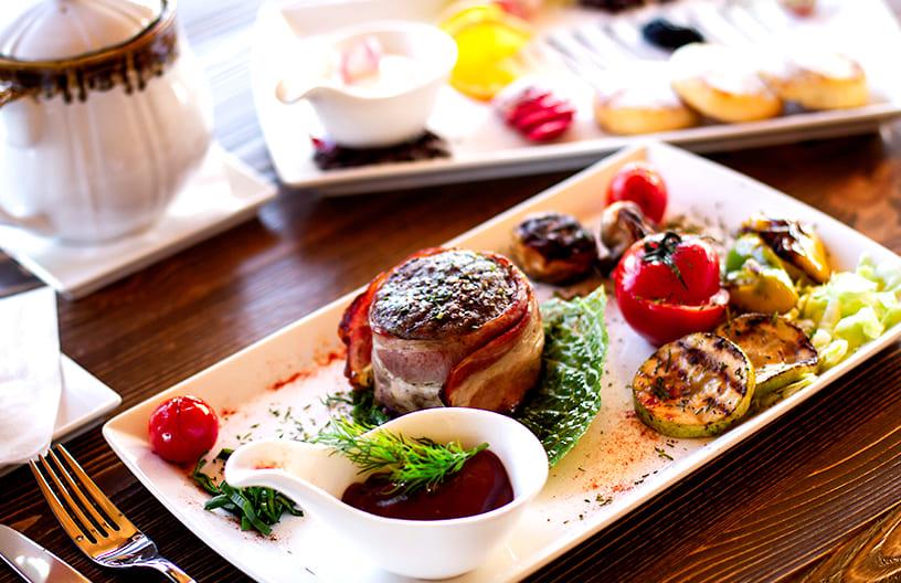 Блюда в ресторане на Новой Риге в элитном КП Emerald Village 