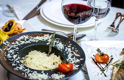 Блюда в ресторане на Новой Риге в элитном КП Emerald Village 