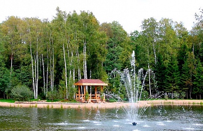 Озера с фонтанами в КП Emerald Village на Новорижском шоссе