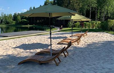 Лежаки с зонтиками от солнца на пляже Emerald Village