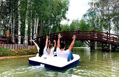 Катамараны на озерах в поселке Emerald Village