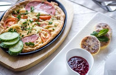 Блюда в ресторане на территории КП Emerald Village на Новой Риге